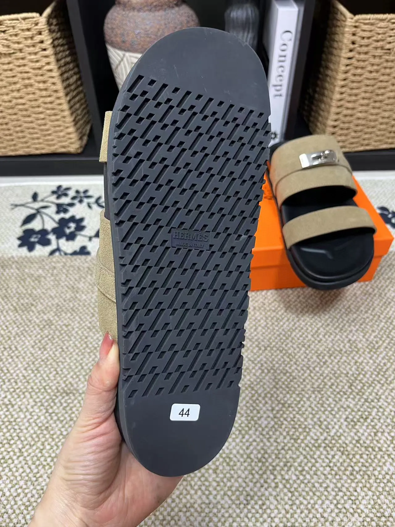 P300 Hermes men's Kazimir slippers - top-quality woven calfskin functional sandals with interwoven uppers inspired by the "H" iconic pattern to create a casual look, perfect for summer. Imported cowhide + cowhide lining + TUP outsole Size: 36-46 couple model